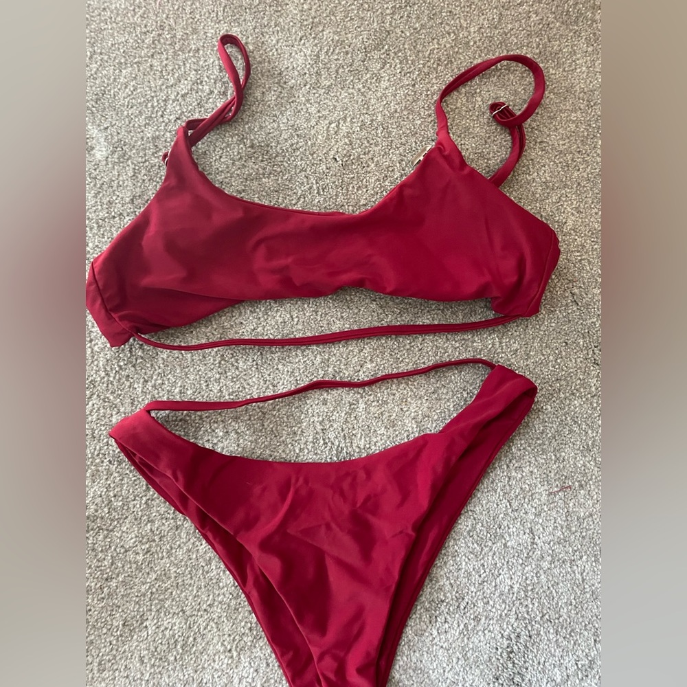 Red bikini - Picture 2 of 3